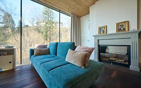 KLIMATISIERT! Luxus Design Apartment mit Panoramafenster - See -&Waldblick, wechselnde Kunst zum Erwerb